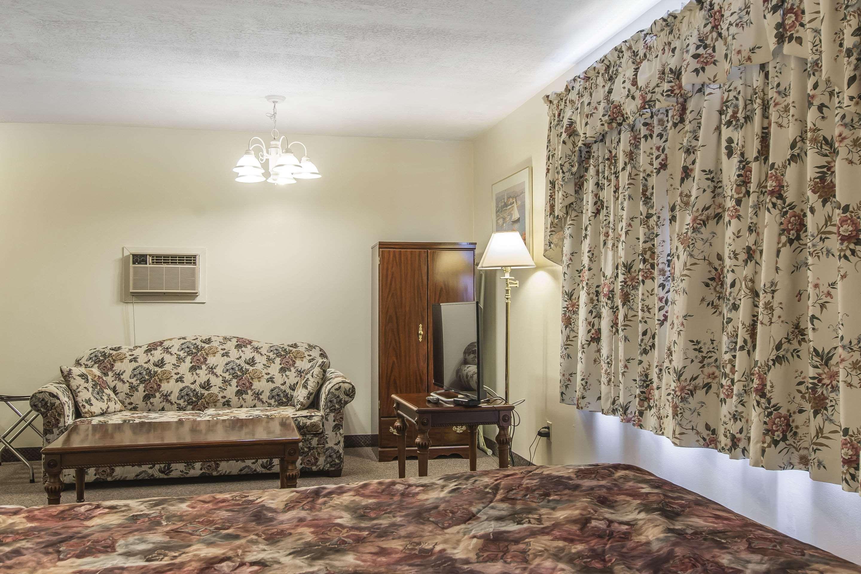 Econo Lodge Inn & Suites Saint John Buitenkant foto